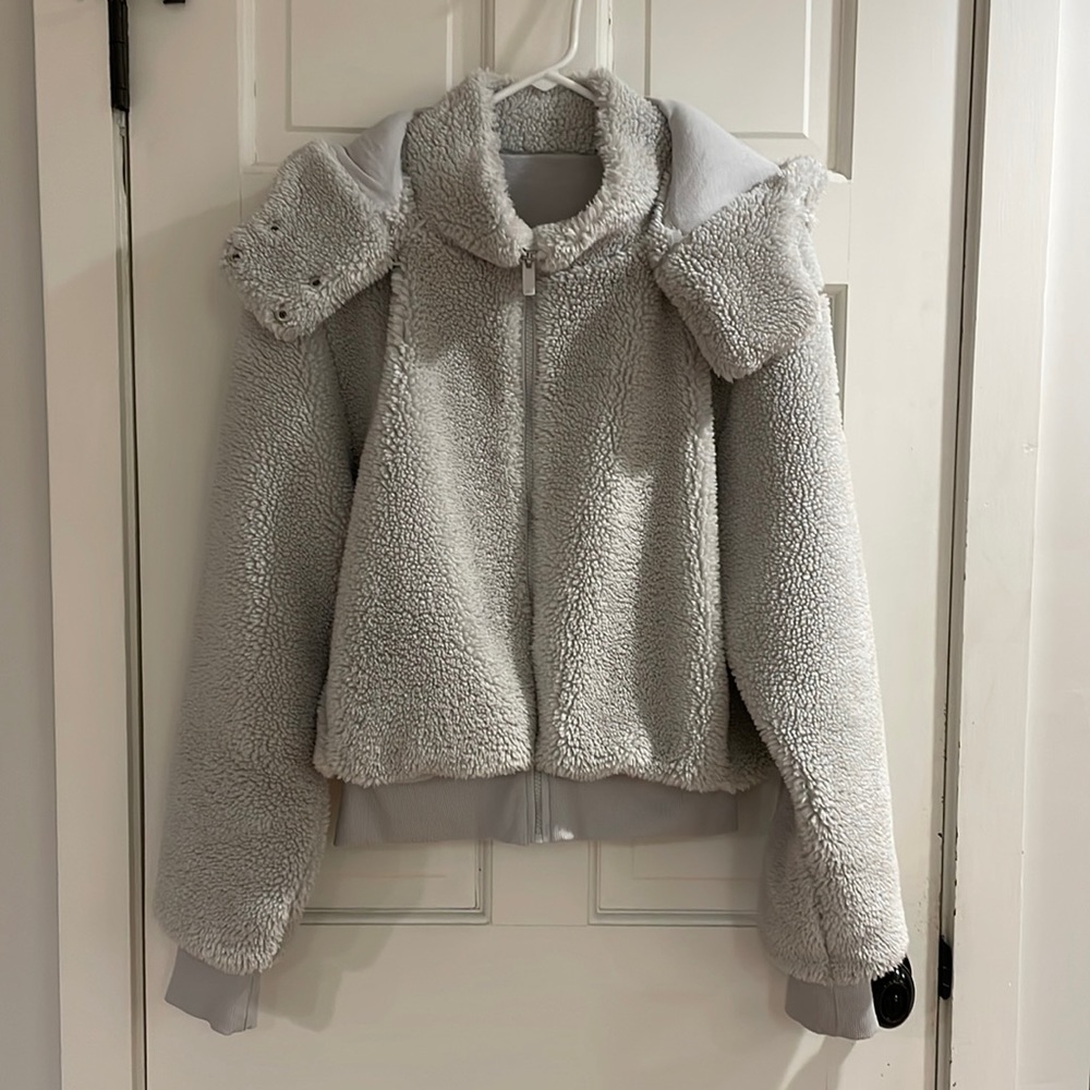 Alo Yoga foxy Sherpa jacket. Size medium, light grey.